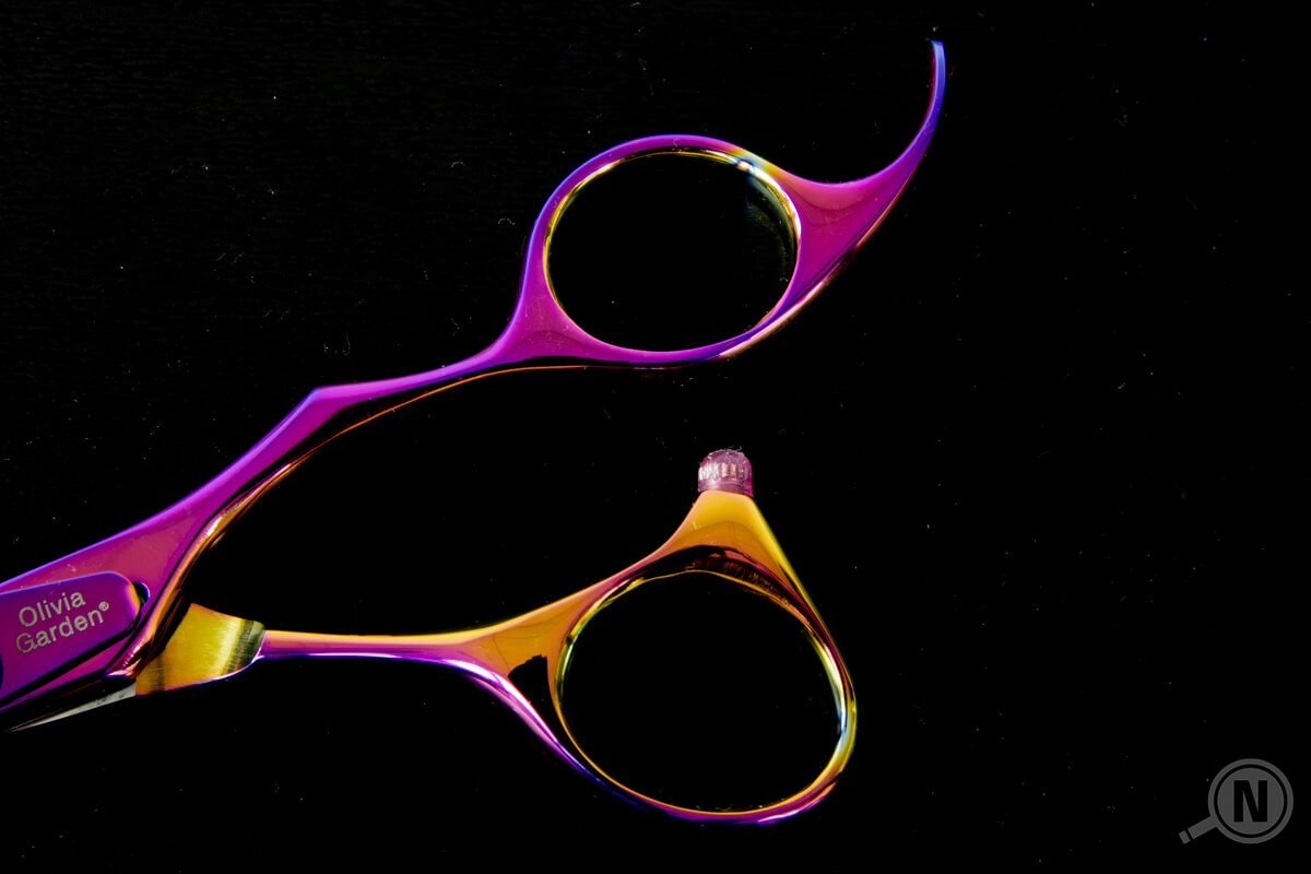 Scherenaugen und Schenkel einer Offset-Friseurschere