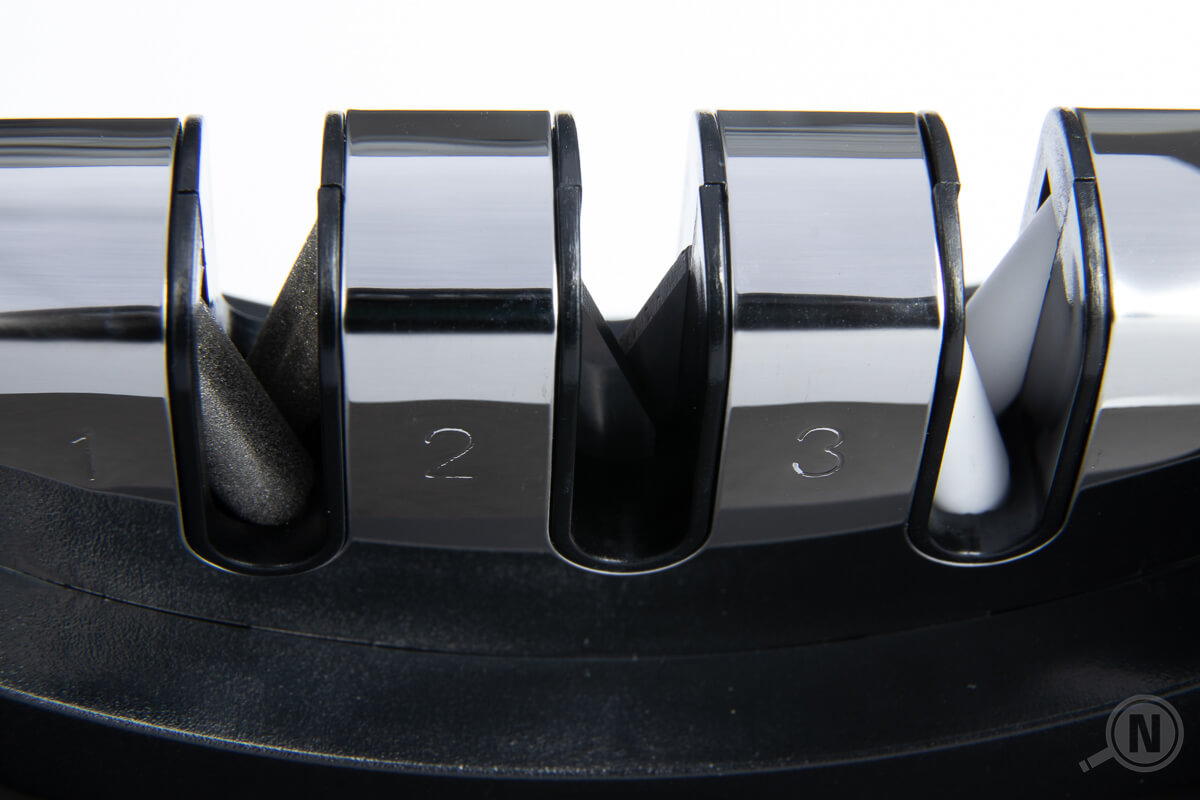 Blick von oben auf die drei Schleifstufen eines Durchziehmesserschaerfers, drei unterschiedliche Schleifmaterialien sind zu sehen.