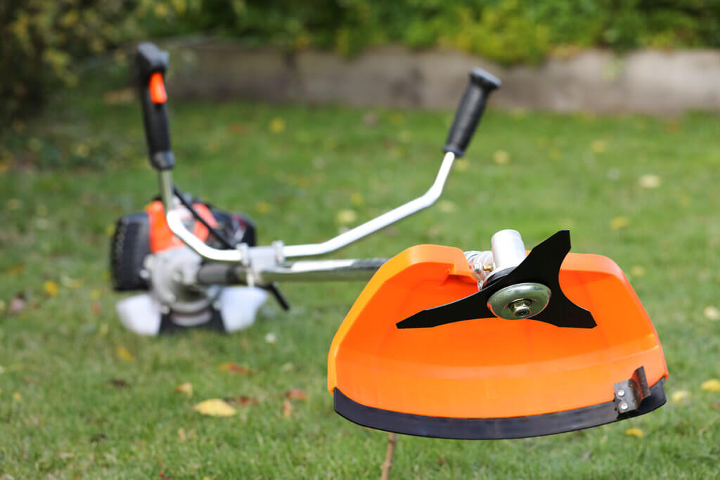 Trimmerkopf und Metalltrimmer in Garten
