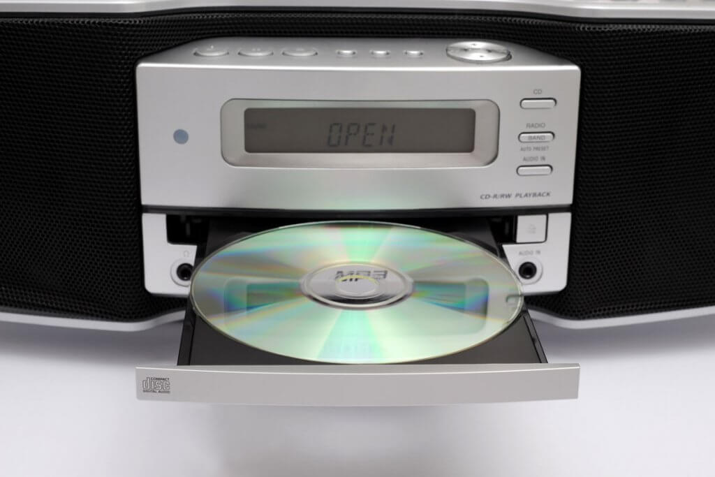cd-player - geraet mit geoeffneter lade und eingelegter disc