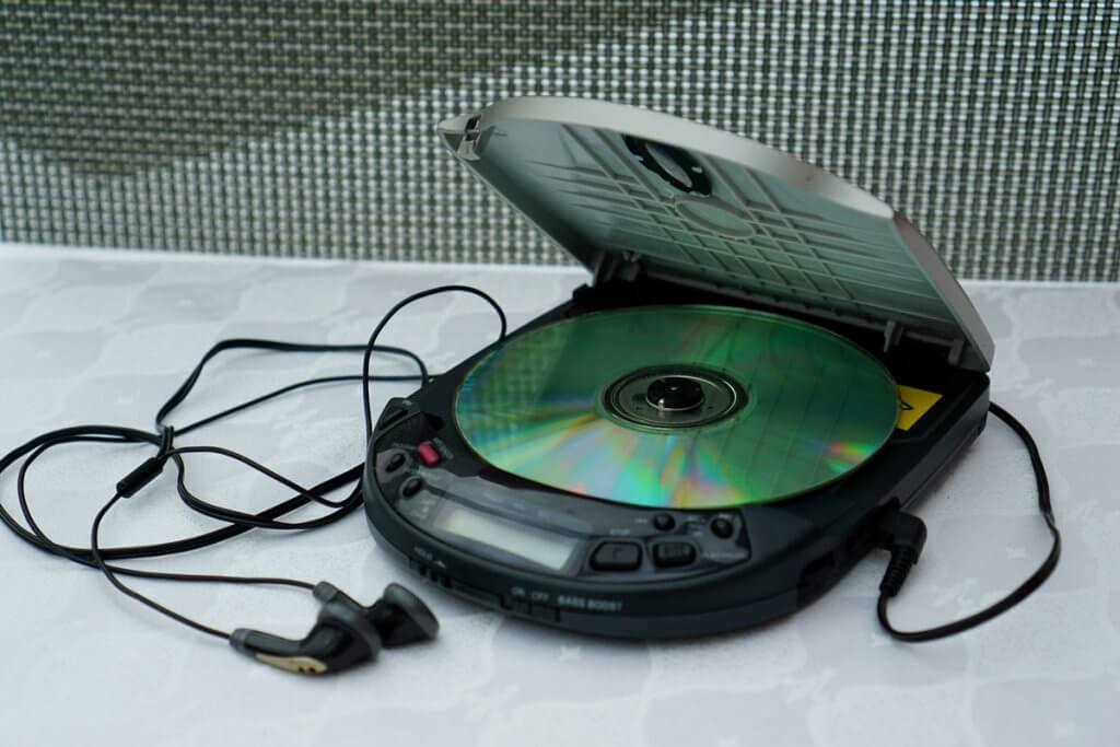 cd-player - discman mit geoeffneter klappe, eingelegter cd und kopfhoerern