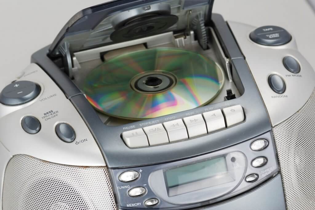 cd-player - ghettoblaster mit geoeffneter klappe an oberseite