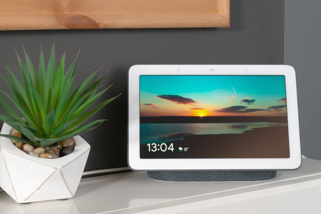 digitaler Bilderrahmen steht auf Sideboard neben Pflanze