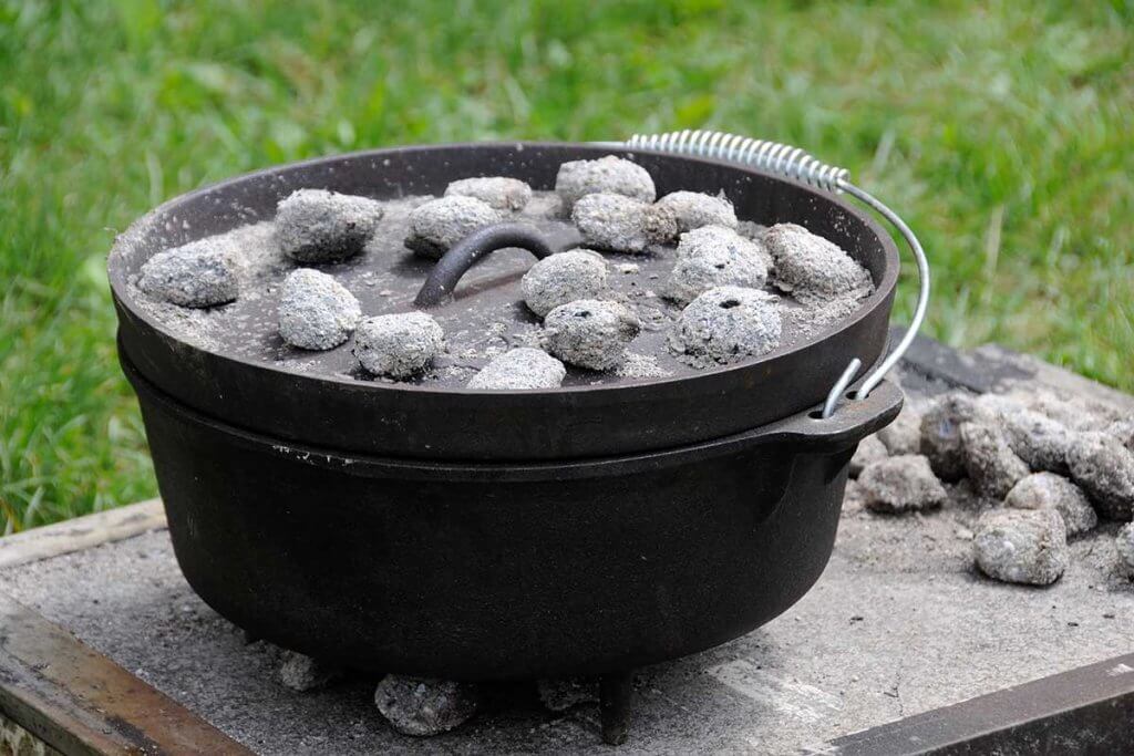 Dutch Oven mit Bricketts