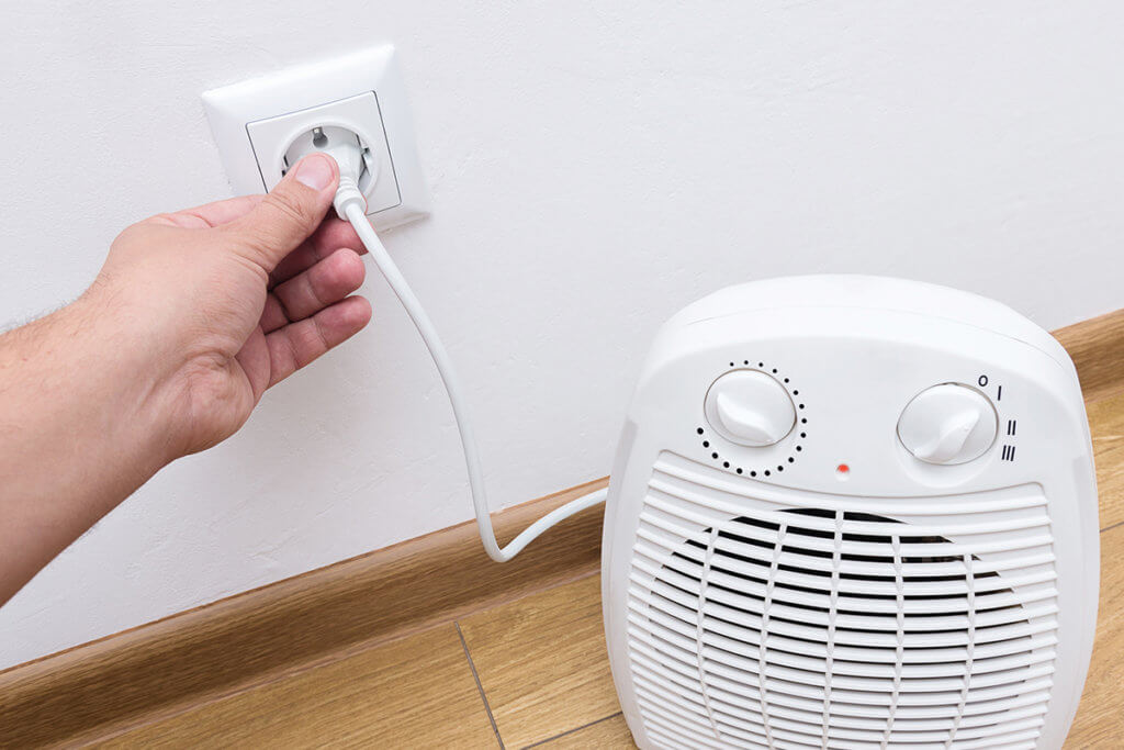 Heizluefter wird an Strom angeschlossen