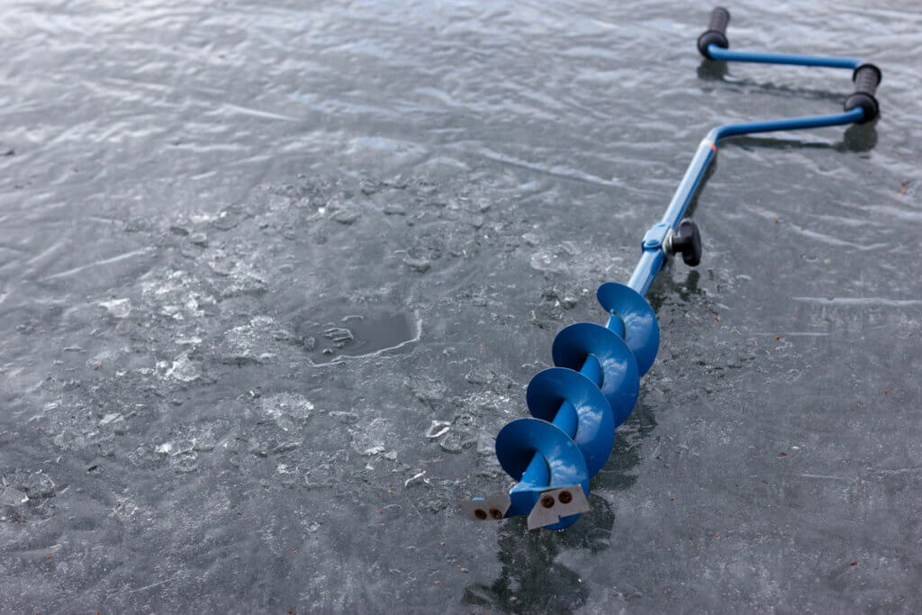 Bohrer liegt auf gefrorenem See