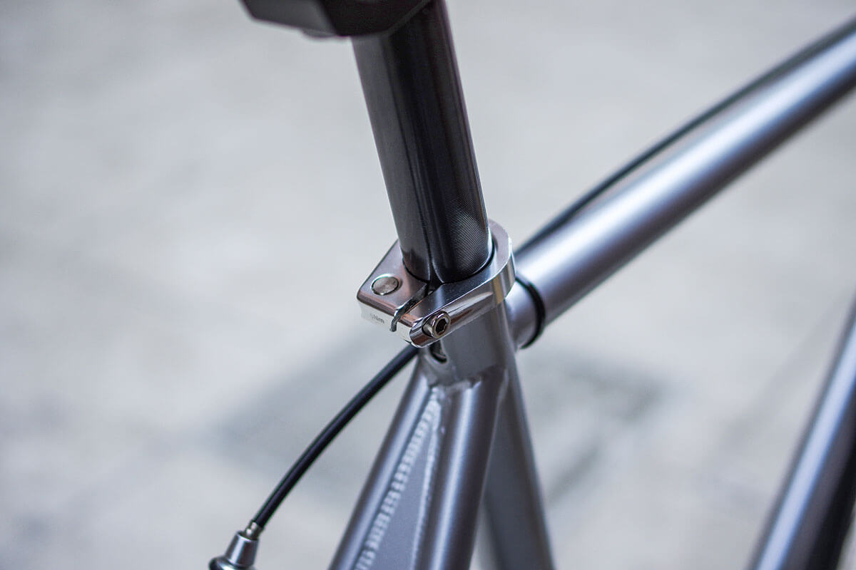 Sattelstütze und Sattelrohr eines Fahrrads; auch hier könnte ein GPS-Tracker versteckt sein.