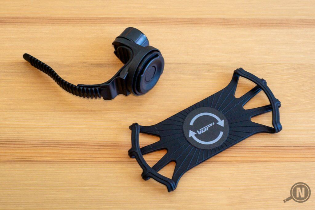 fahrrad-smartphone-halterung liegt auf tisch