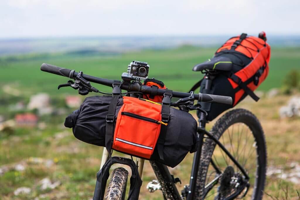 Mountainbike mit Lenkertasche und Satteltasche