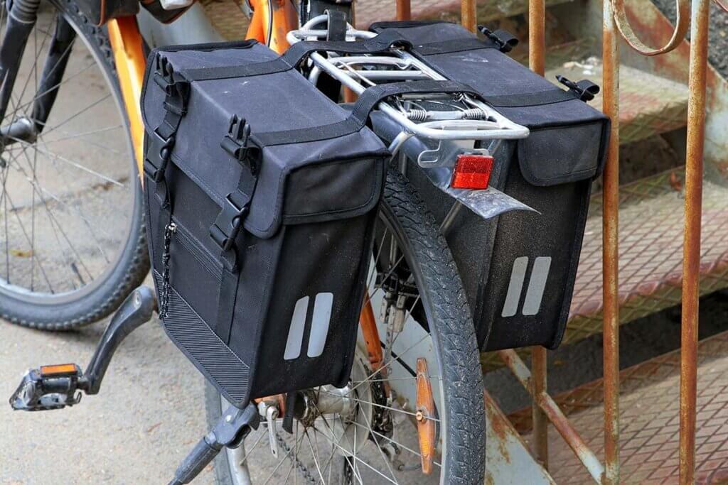 Zwei Hinterradtaschen an einem Fahrrad