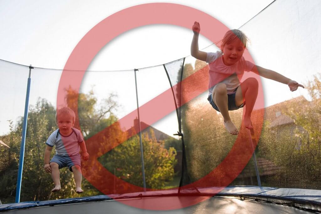 trampolin achtung gefahr nicht zusammen springen gartentrampolin 