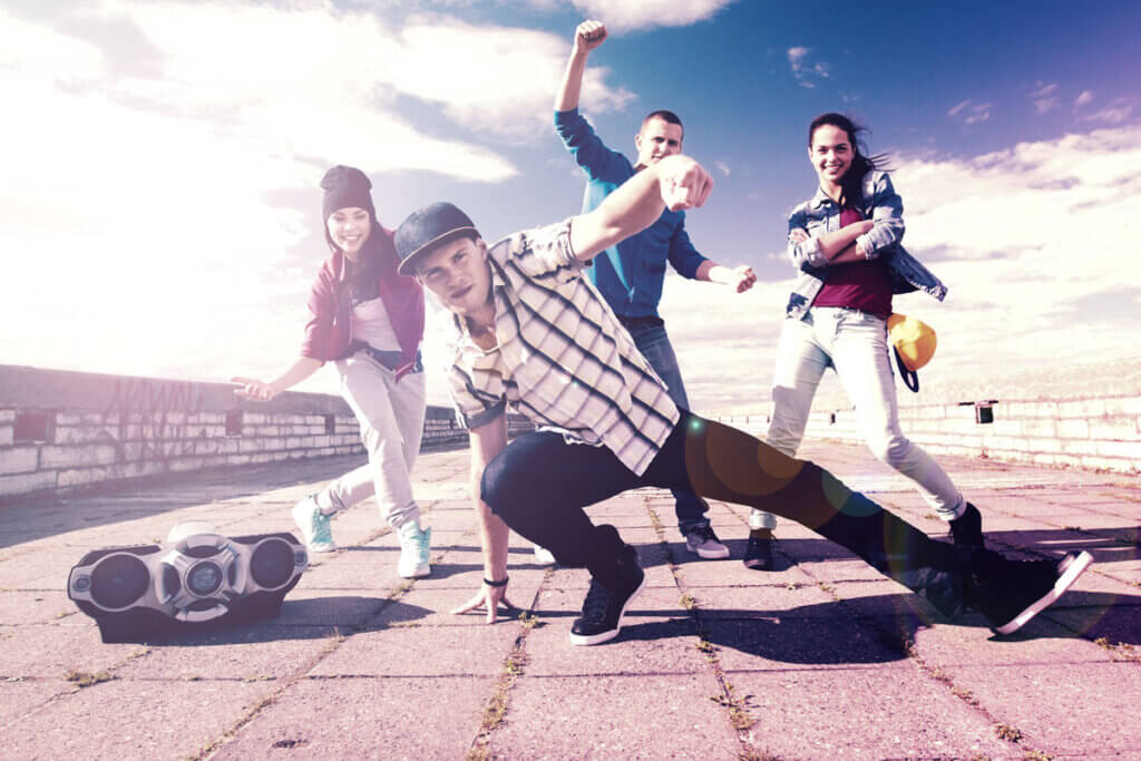 TĂ€nzer im Freien mit Ghettoblaster