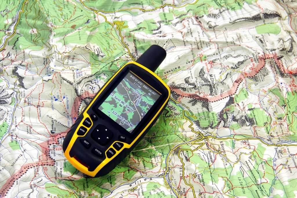 GPS-Geraet und Landkarte
