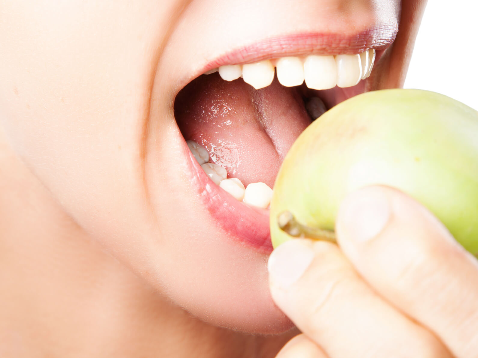 Frau beißt in Apfel