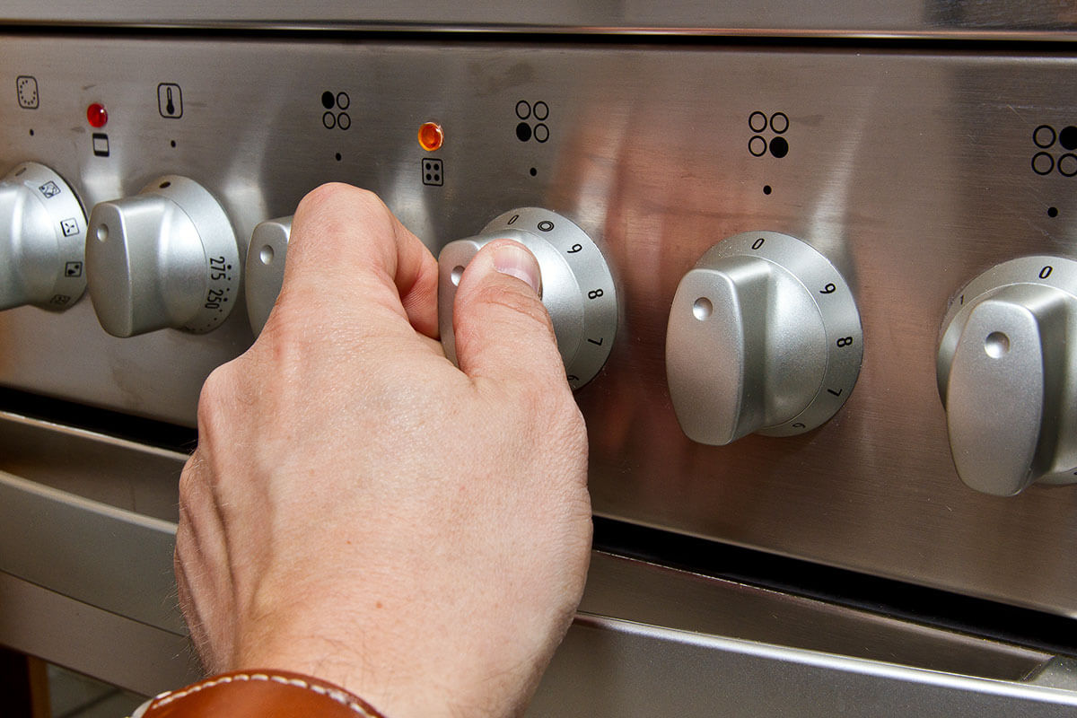 Hand bedient Drehregler an Herd