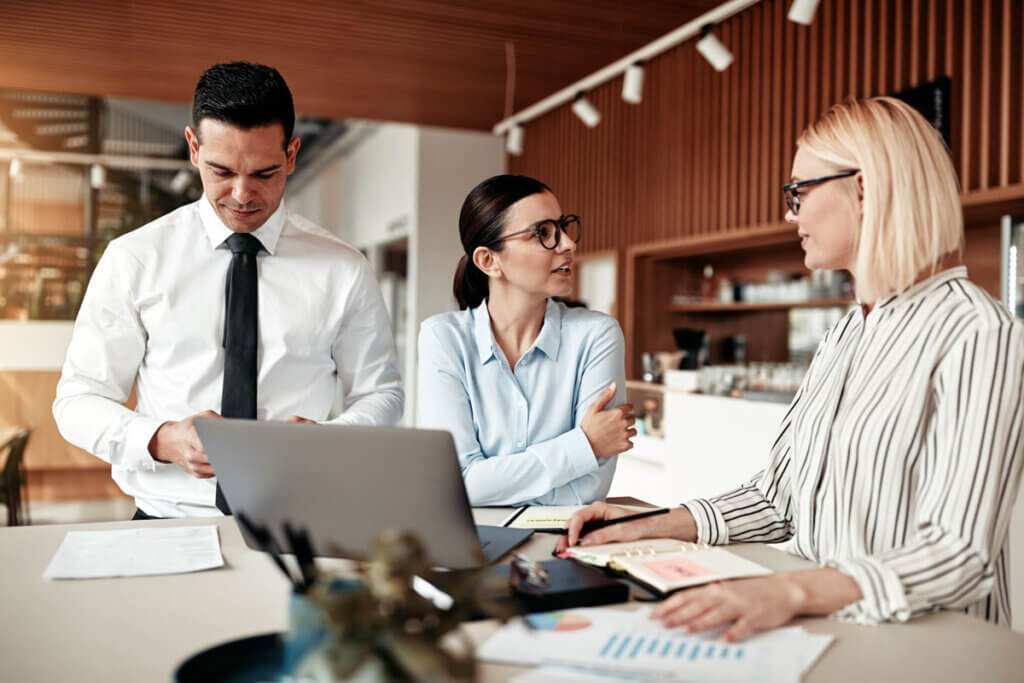 drei kolleginnen halten die besprechung stehend ab