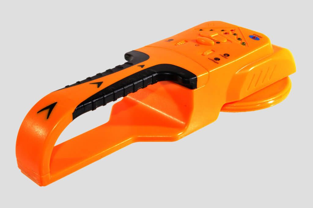 Orangener Leitungssucher auf weissem Hintergrund