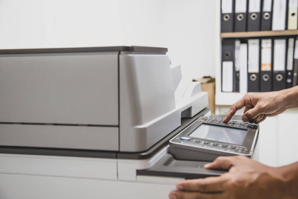 Bürodrucker wird bedient