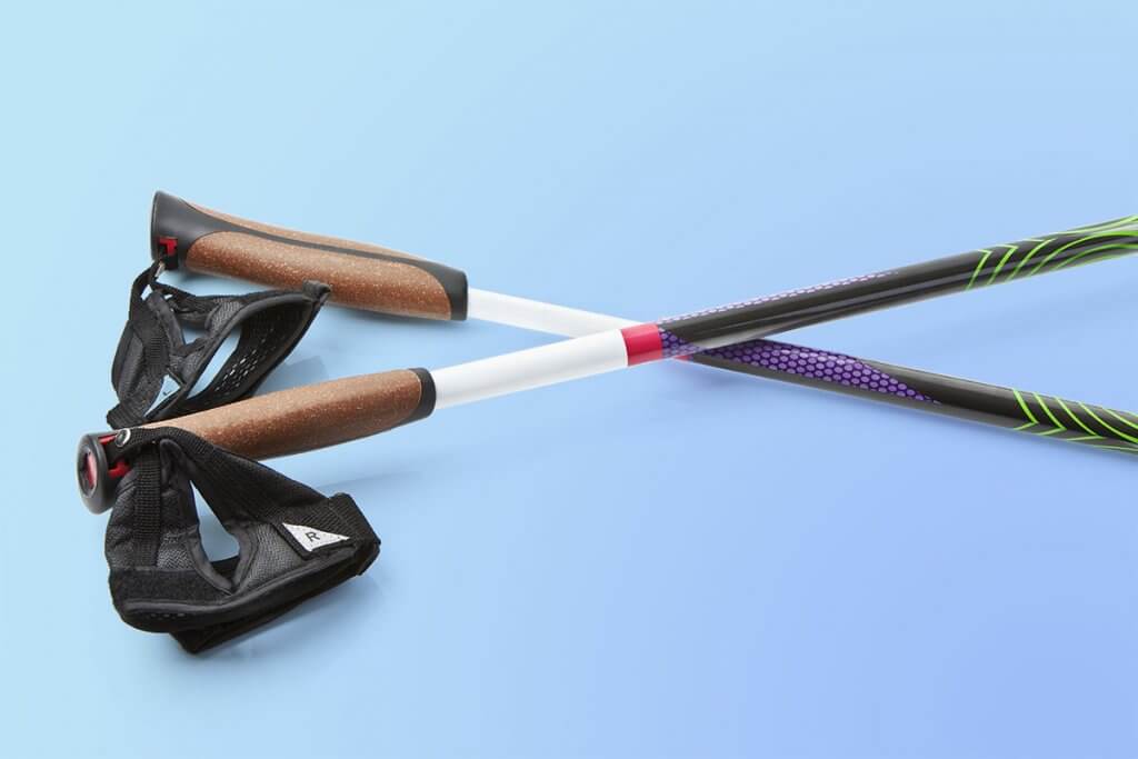 Nordic-Walking-Stoecke auf farbigen Hintergrund. 