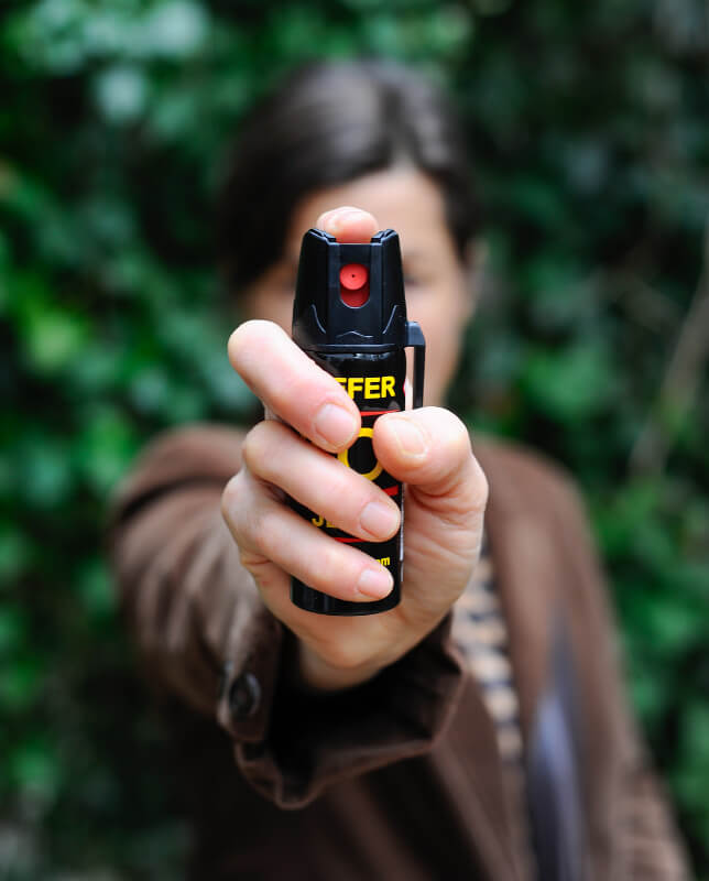 Frau mit Pfefferspray in der Hand
