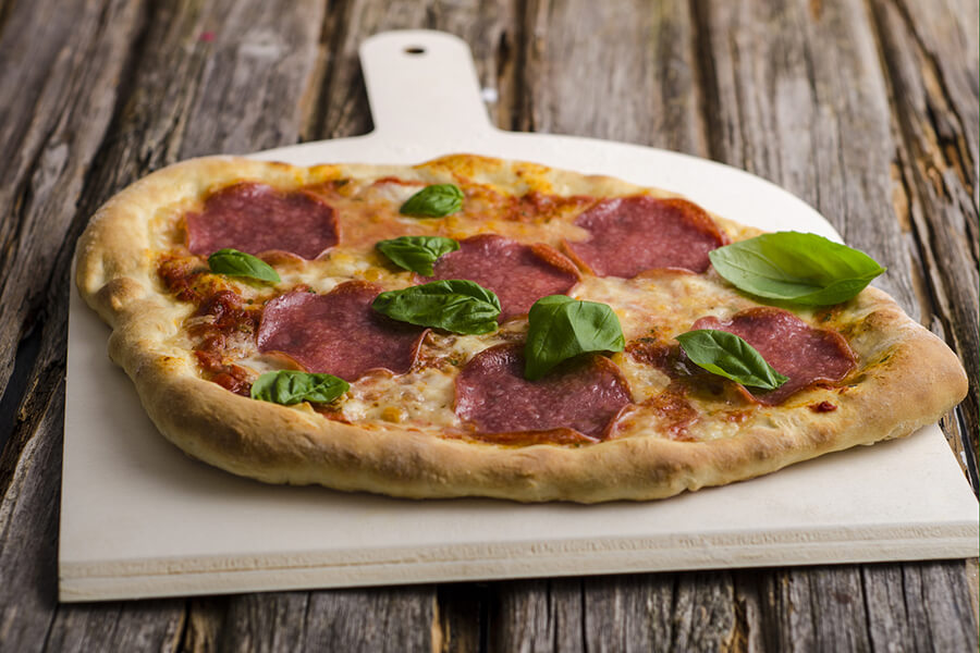 Salami-Pizza auf Pizzaschaufel