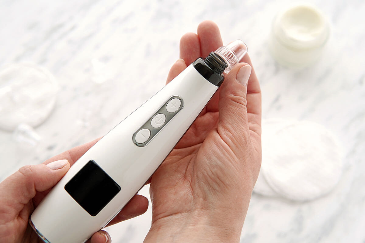 person haelt porenreiniger