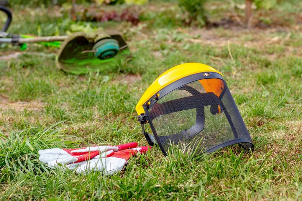 rasentrimmer rasenmäher schutzbrille schutzausrüstung visier schutzhandschuhe