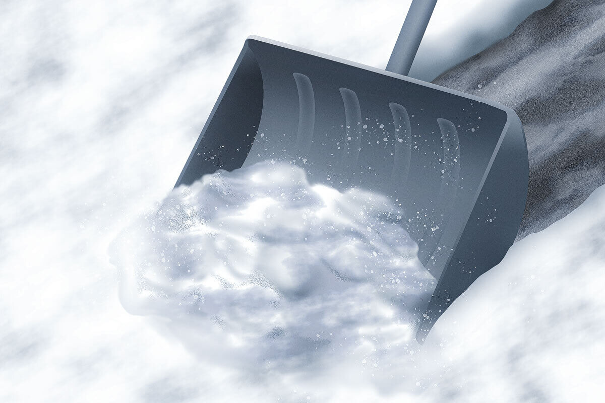 Schneeschieber schiebt Schnee