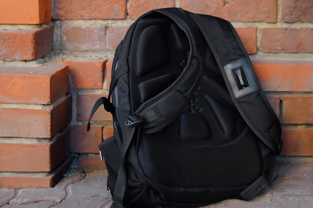 Schulranzen lehnt an Backstein Wand