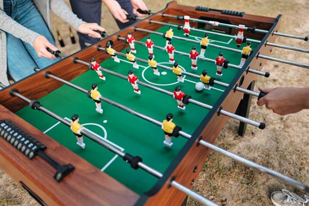 Leute spielen Kicker im Freien